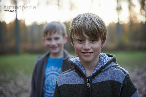 Portrait von Jungen im Wald