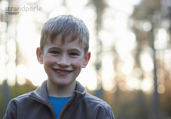 Portrait des Jungen im Wald