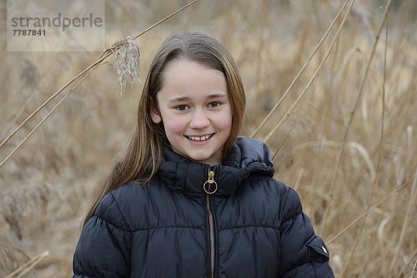 Mädchen lächelt in die Kamera  Oberpfalz  Bayern  Deutschland  Europa