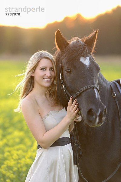 Junge Frau mit Pferd  Oberpfalz  Bayern  Deutschland  Europa