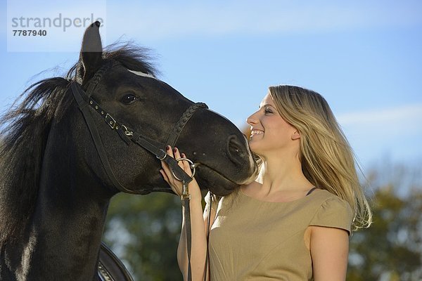 Junge Frau mit Pferd  Oberpfalz  Bayern  Deutschland  Europa