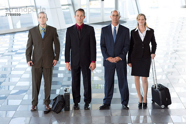 Portrait von Geschäftsleuten am Flughafen
