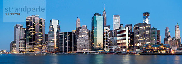 Panoramablick auf die Skyline von Manhattan bei Sonnenuntergang  New York City  USA