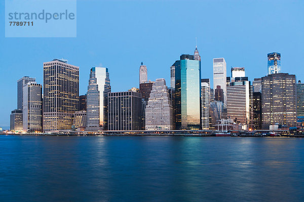 Manhattan Skyline in der Abenddämmerung  New York City  USA