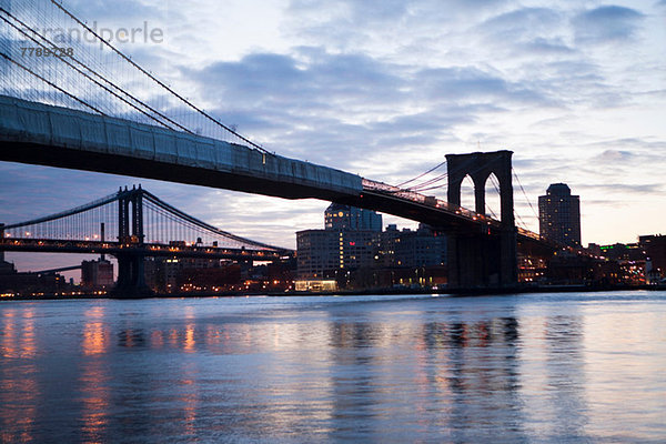 Brooklyn Brücke und Manhattan Brücke  New York City  USA