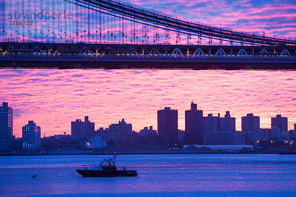 Manhattanbrücke bei Sonnenuntergang  New York City  USA
