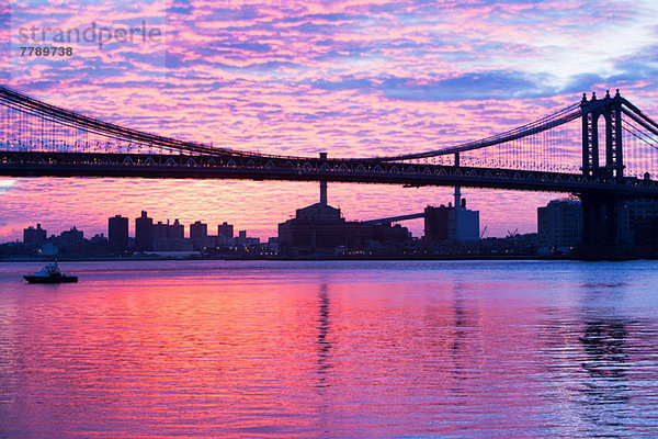 Manhattan-Brücke in der Abenddämmerung  New York City  USA