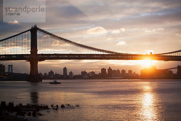 Sonnenuntergang hinter der Manhattan Brücke  New York City  USA