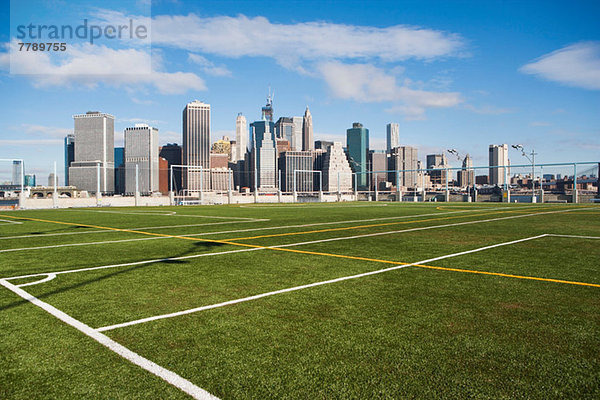 Fußballplätze und Skyline von Lower Manhattan  New York City  USA
