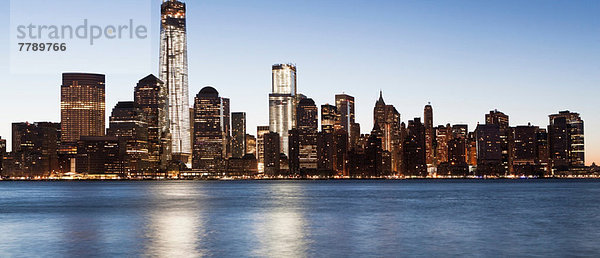 Panoramaskyline von Manhattan in der Abenddämmerung  New York City  USA