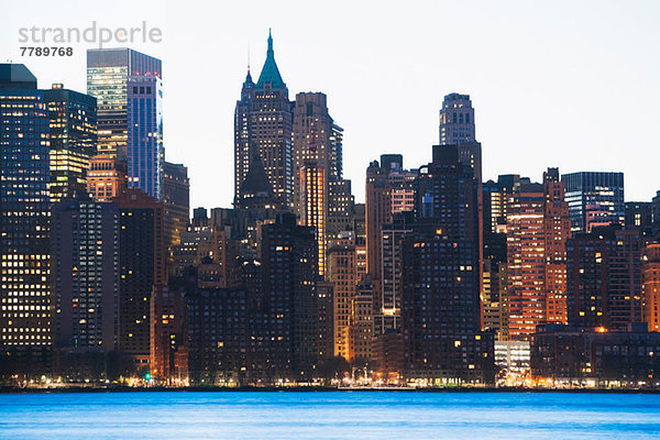 Manhattan Skyline in der Abenddämmerung  New York City  USA