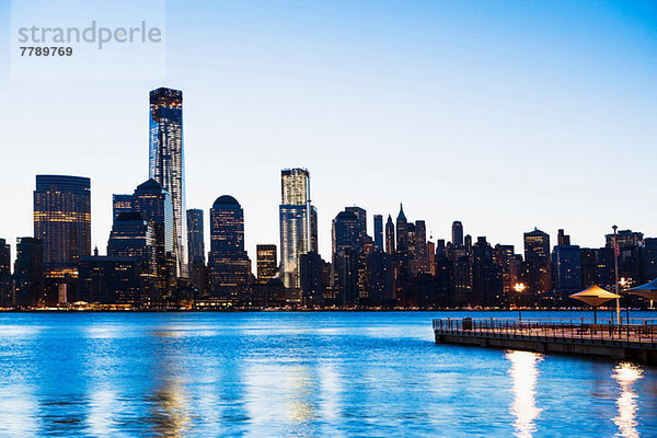 Pier und Manhattan Skyline in der Abenddämmerung  New York City  USA