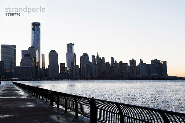 Manhattan Waterfront und Skyline in der Abenddämmerung  New York City  USA
