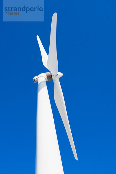 Windkraftanlage und blauer Himmel