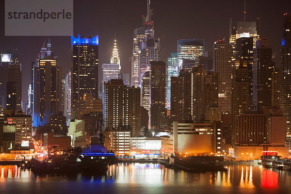 Manhattan Waterfront bei Nacht  New York City  USA