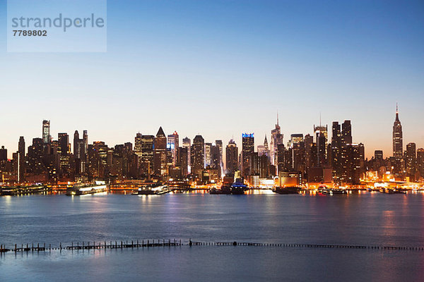 Manhattan Skyline und Waterfront in der Abenddämmerung  New York City  USA