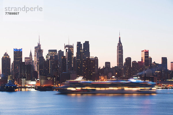 Manhattan Skyline und Kreuzfahrtschiff bei Dämmerung  New York City  USA