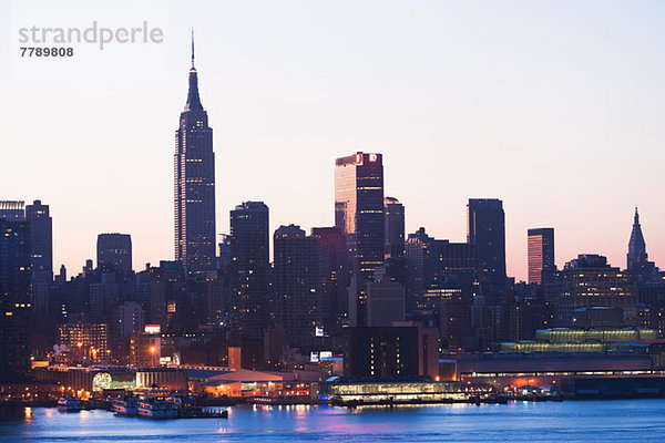 Manhattan Skyline und Waterfront in der Abenddämmerung  New York City  USA