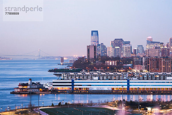 Jersey City Skyline und Waterfront in der Abenddämmerung  New Jersey  USA