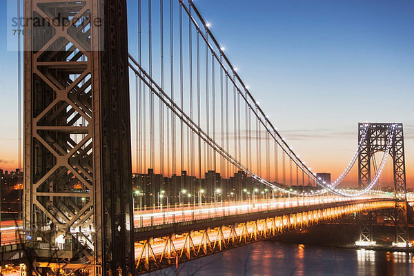 George Washington Bridge bei Sonnenuntergang  New York City  USA
