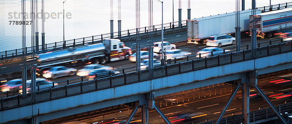 Nahaufnahme der stark befahrenen Verkehrsbrücke