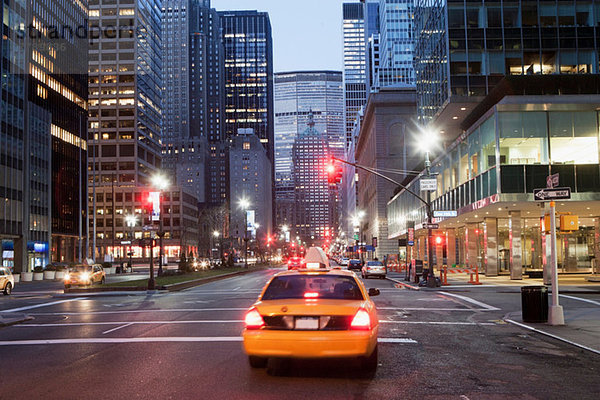 Gelbes Taxi in der Abenddämmerung  New York City  USA