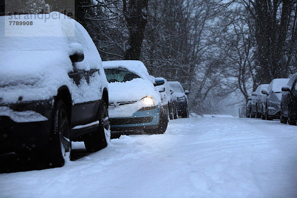 Autos geparkt in verschneiter Straße