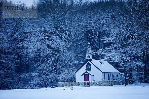 Isolierte Kapelle im Schnee  St. Georges Church  West End Village  nr. Esher  Surrey  UK