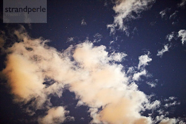 Blauer Himmel mit weißen Wolken