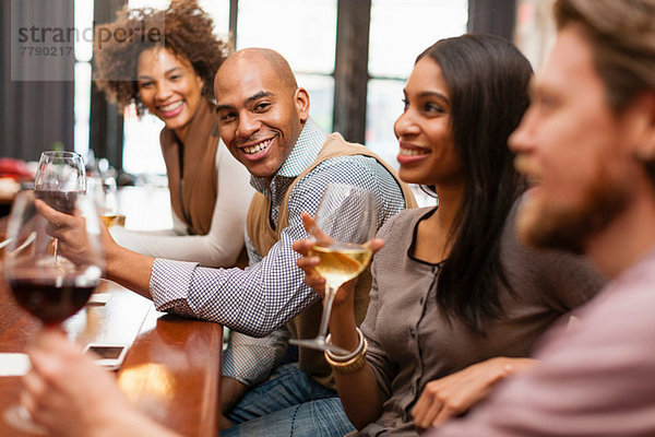 Vier Freunde amüsieren sich in der Weinstube