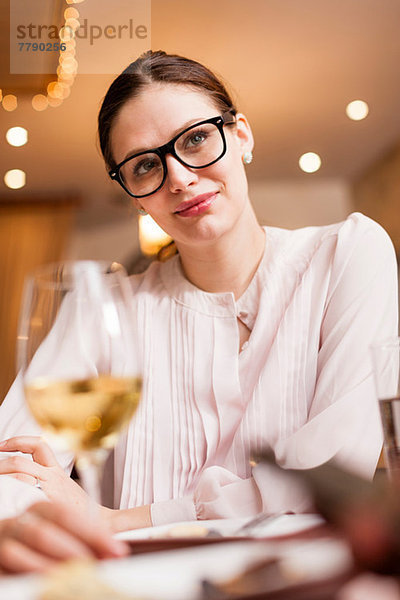 Frau bei einem Drink