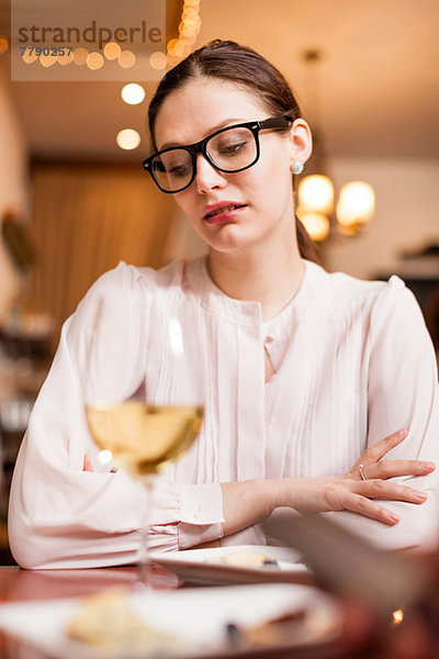 Frau bei einem Drink