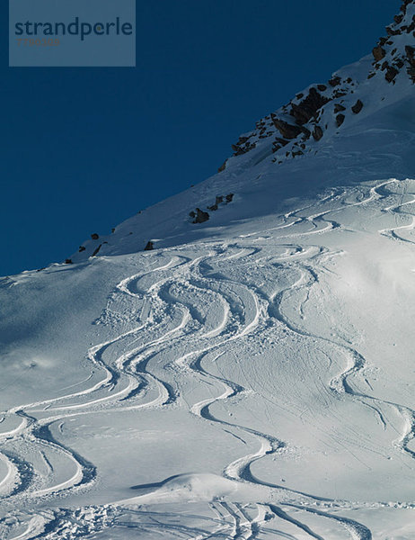 Skipisten im Schnee am Berg