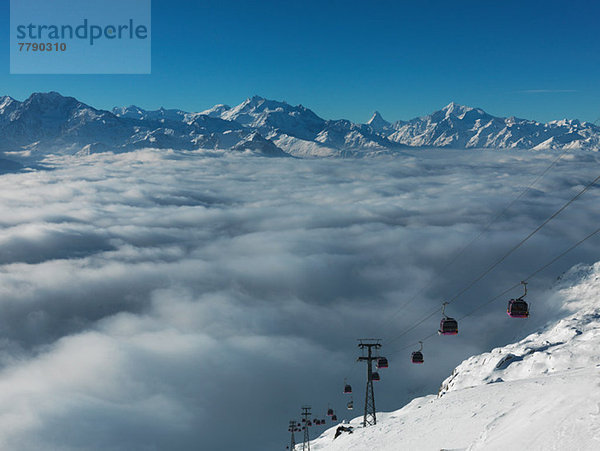 Skilifte im Skigebiet mit geringer Bewölkung