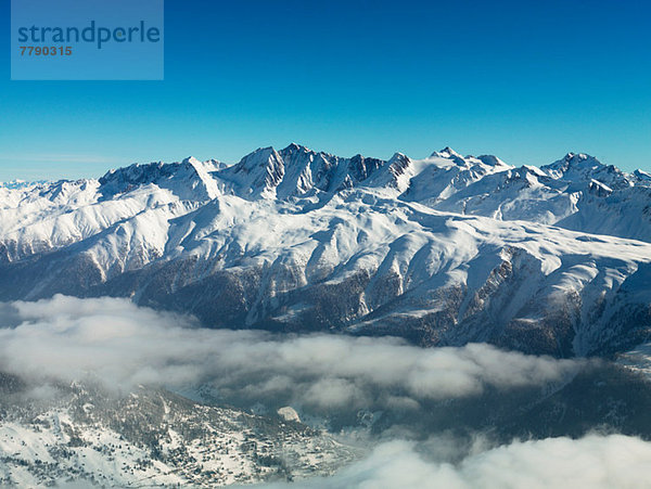 Berge im Schnee mit Wolke