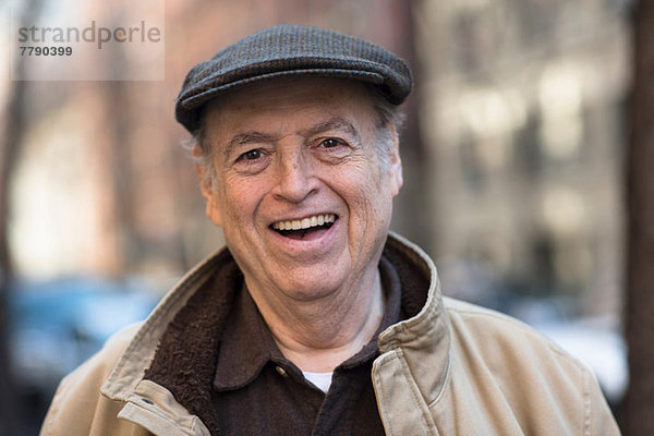 Porträt eines lächelnden älteren Mannes im Freien