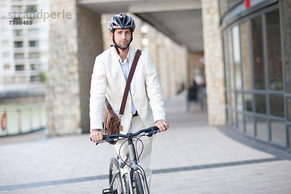 Junger Mann auf dem Fahrrad mit Helm
