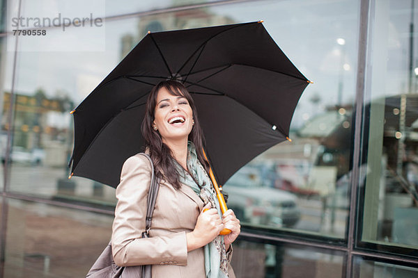 Mittlere erwachsene Frau mit Regenschirm