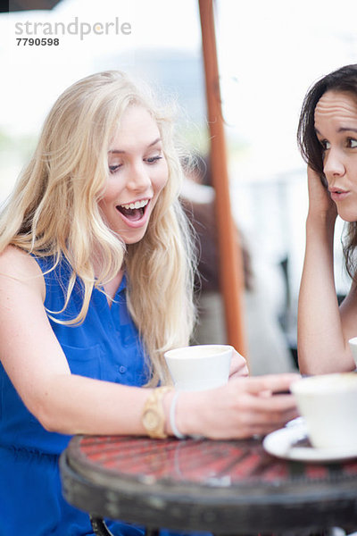 Junge Frauen plaudern im Cafe