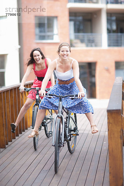 Zwei junge Frauen auf dem Fahrrad