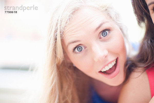 Junge Blondine beim Blick in die Kamera