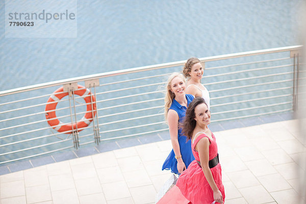 Drei junge Frauen auf der Promenade