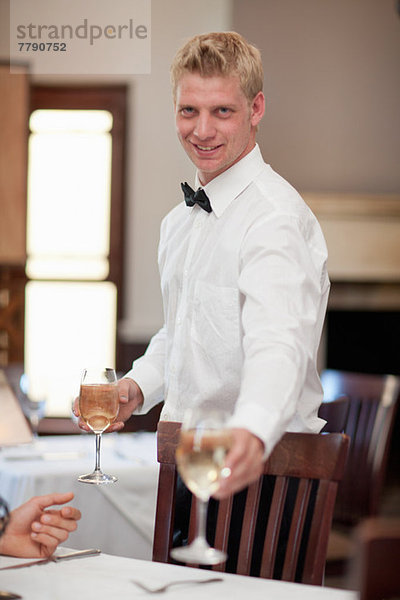 Kellner mit Weißwein im Restaurant