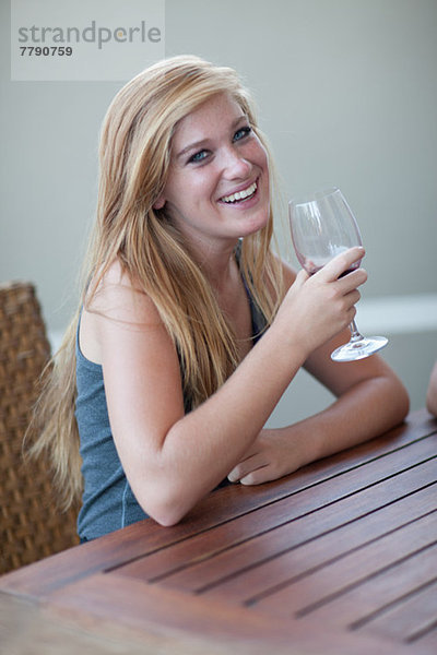 Junge Frau trinkt Wein
