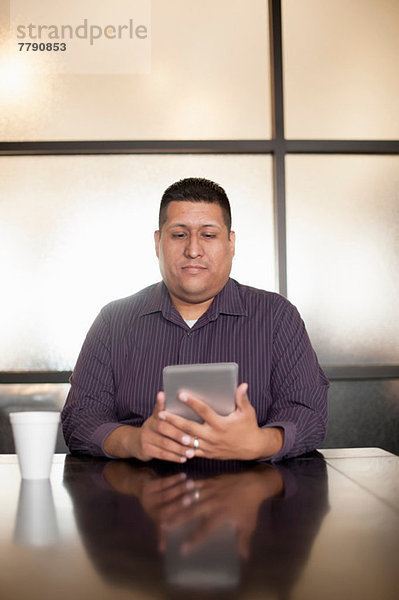 Mittlerer Erwachsener Mann mit digitalem Tablett