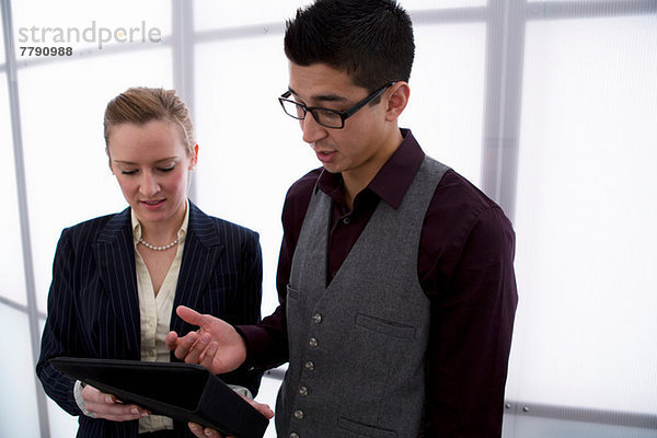 Junge Geschäftsleute mit digitalem Tablett