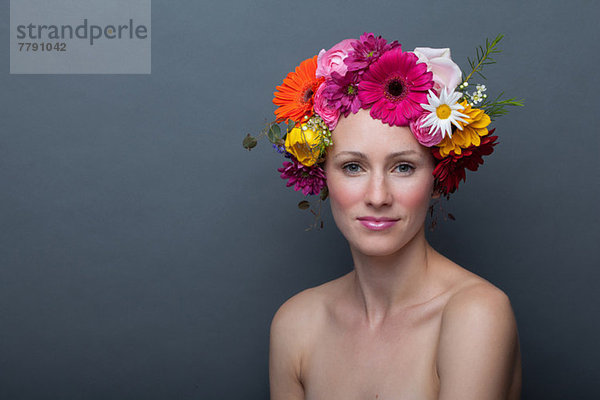 Junge Frau mit Blumengirlande auf dem Kopf