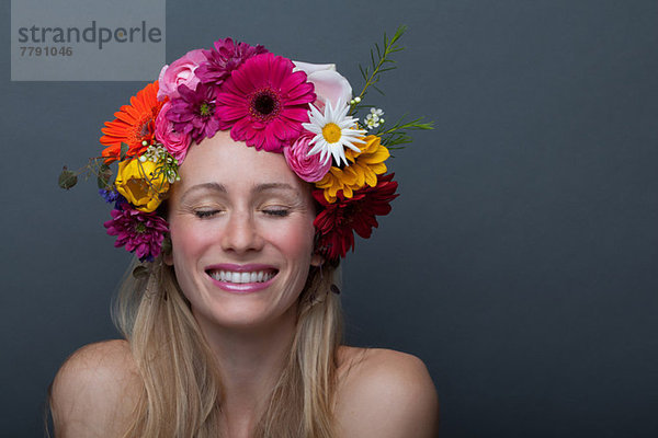 Junge Frau mit Blumengirlande auf dem Kopf