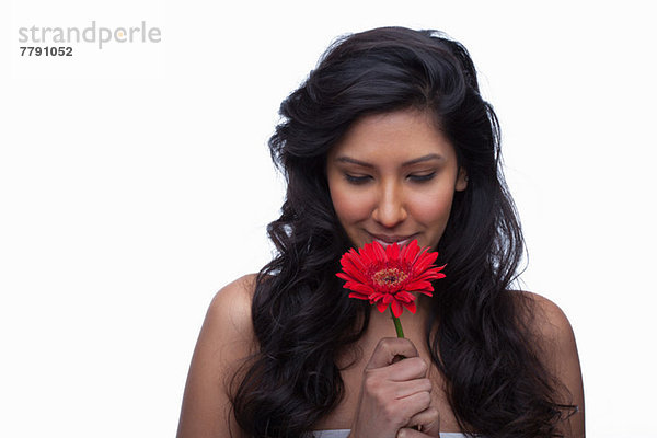 Junge Frau mit roter Blume