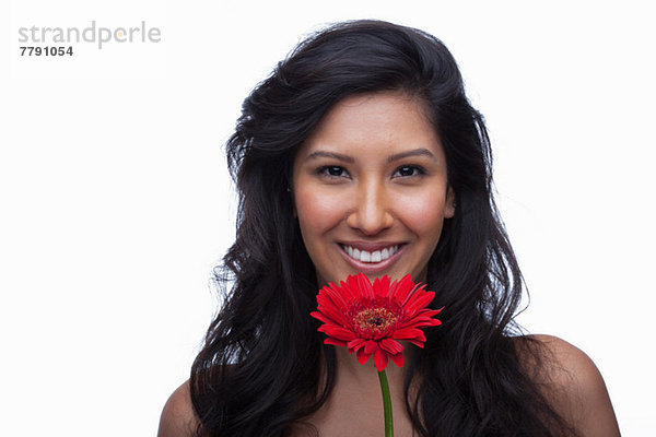 Junge Frau mit roter Blume